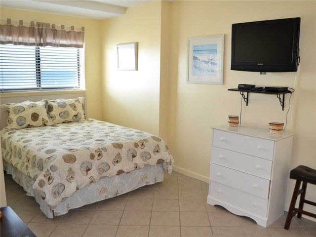 375 Plantation Road, Unit 5202 Gulf Shores, AL 36542 - Photo 4 of 8 Queen Bed