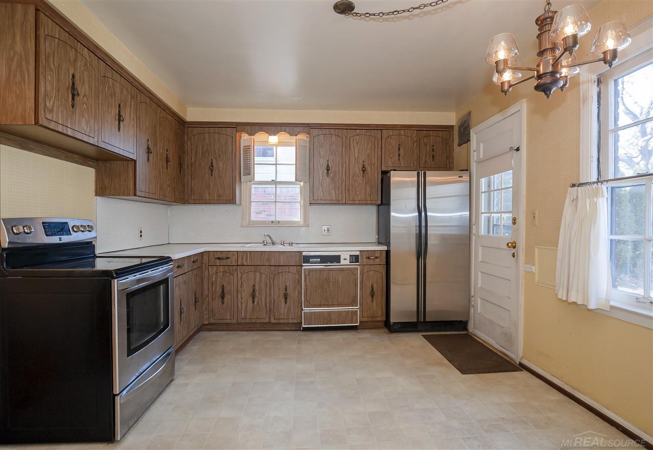 1590 Fairholme Road Grosse Pointe, MI 48236 - Photo 11 of 32 50008341-10.JPG