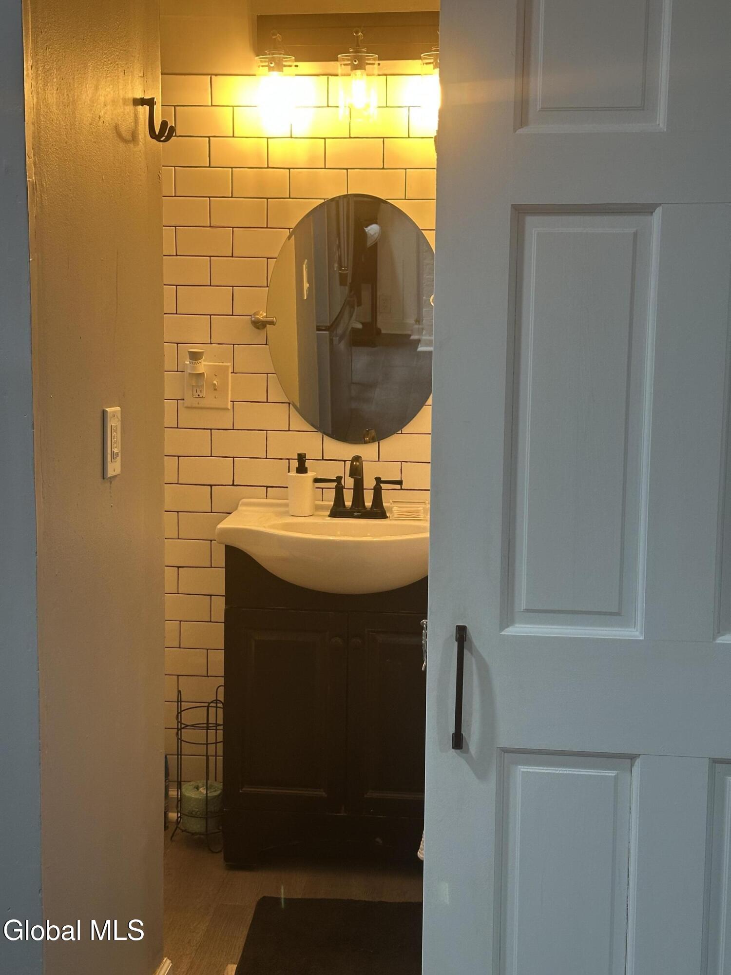 39 South Lake Avenue, Unit 1 Albany, NY 12203 - Photo 6 of 13 IMG_5614