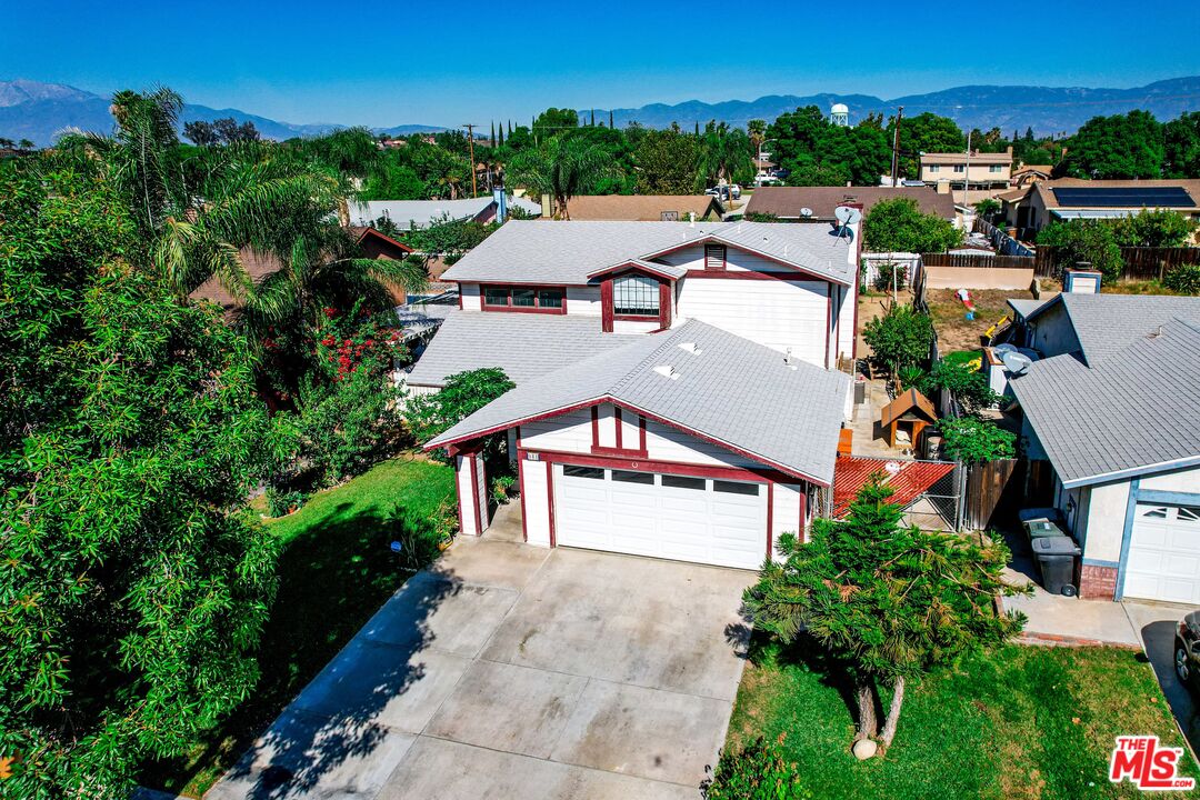 981 West Long Beach Drive Colton, CA 92324 - Photo 30 of 33 an aerial view of multiple houses with a yard