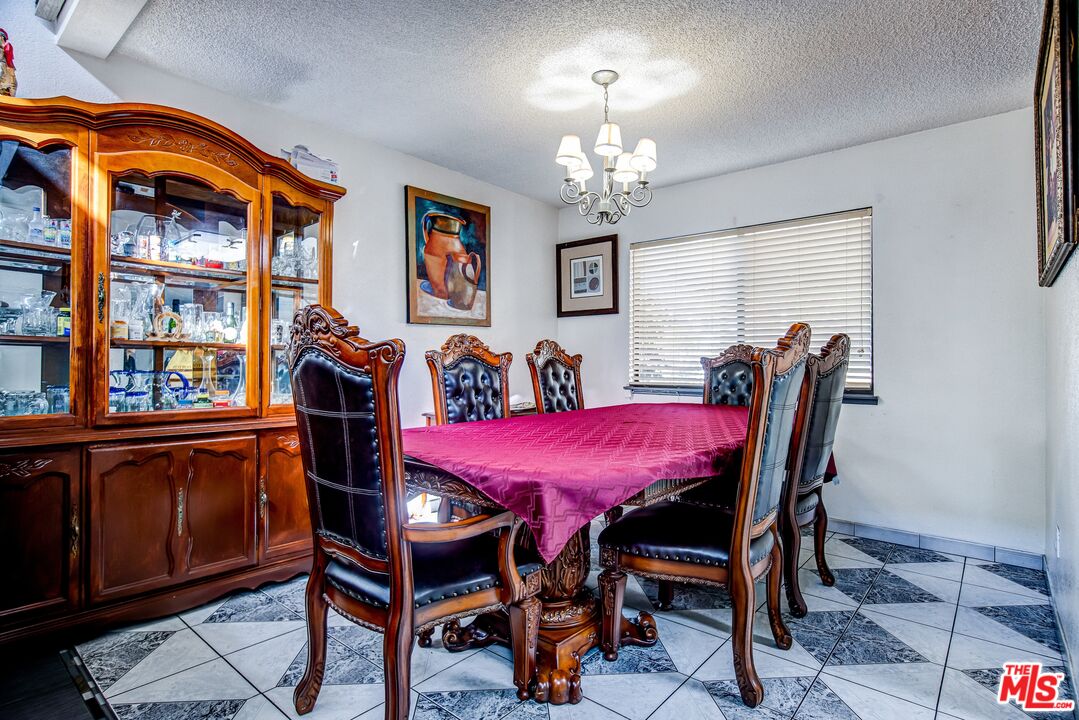 981 West Long Beach Drive Colton, CA 92324 - Photo 7 of 33 a dining room with furniture and window