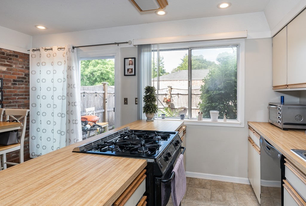 41 Jamestown Drive, Unit 41 Springfield, MA 01108 - Photo 12 of 21