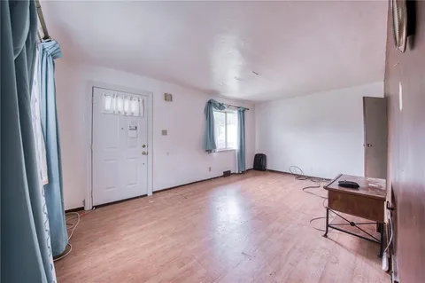 a view of a livingroom with a workspace