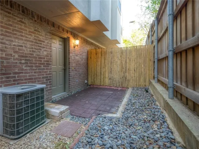 a view of a pathway along the building