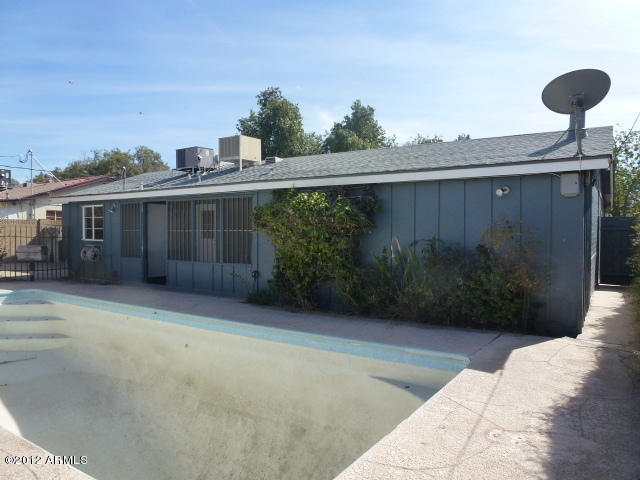 3032 West Bloomfield Road Phoenix, AZ 85029 - Photo 11 of 32 a front view of a house with a garden