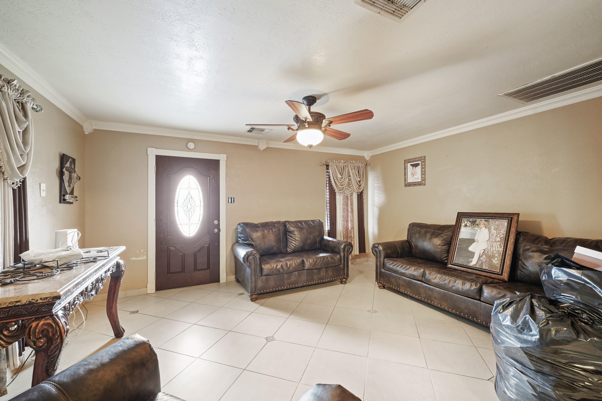 10338 Norvic Street Houston, TX 77029 - Photo 3 of 12 Living room for the home