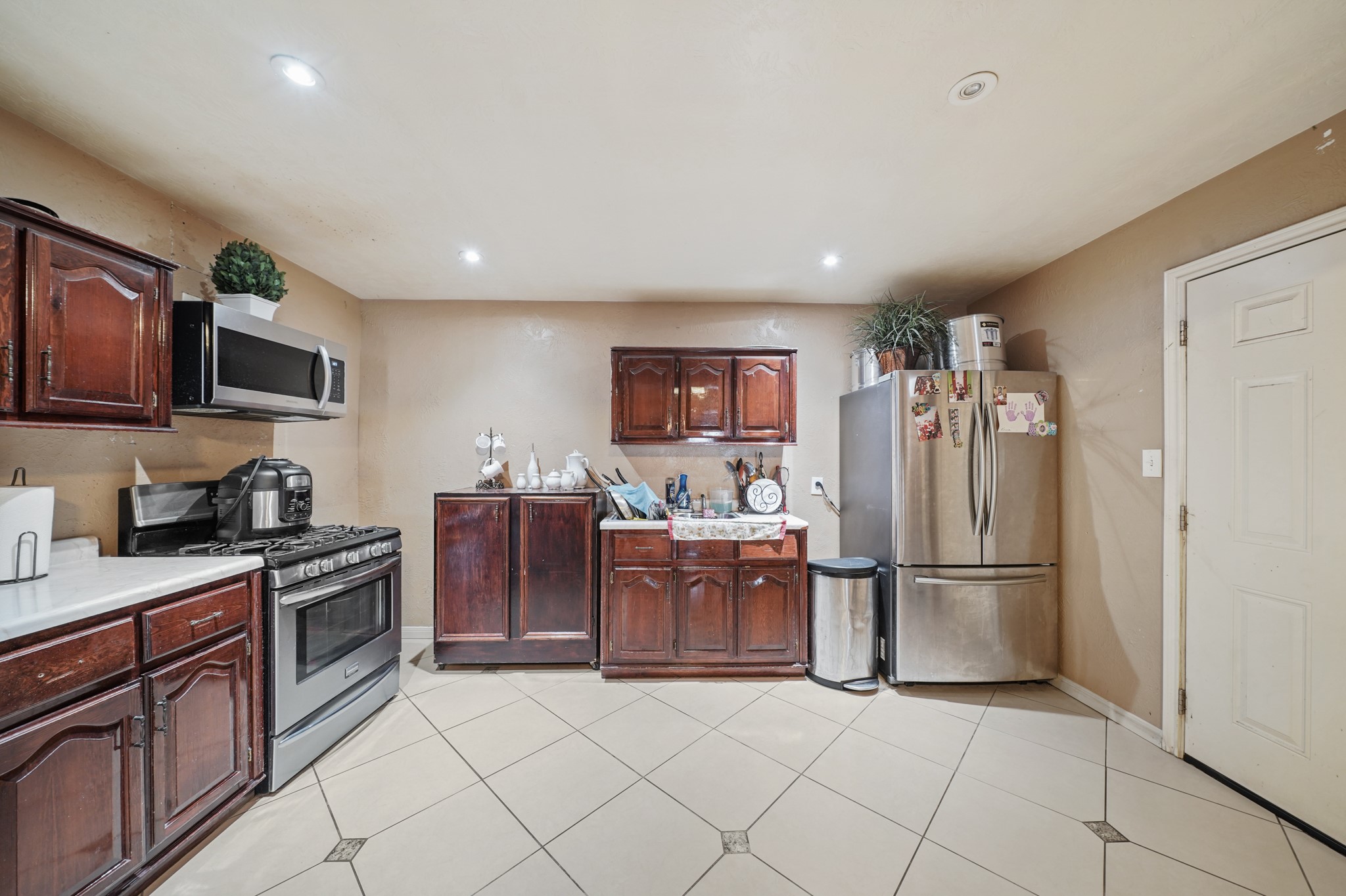 10338 Norvic Street Houston, TX 77029 - Photo 5 of 12 Kitchen for the home