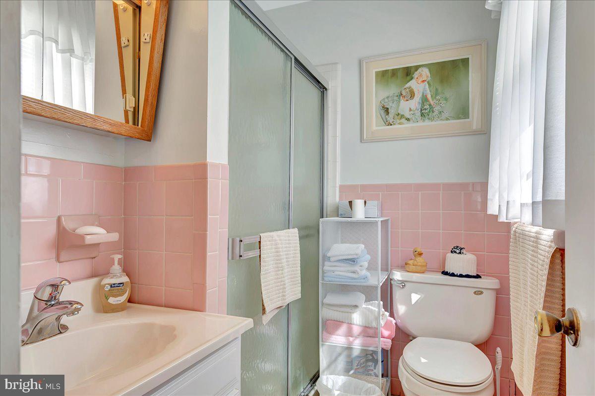 12 Silsbee Road New Castle, DE 19720 - Photo 17 of 33 2nd floor full bathroom