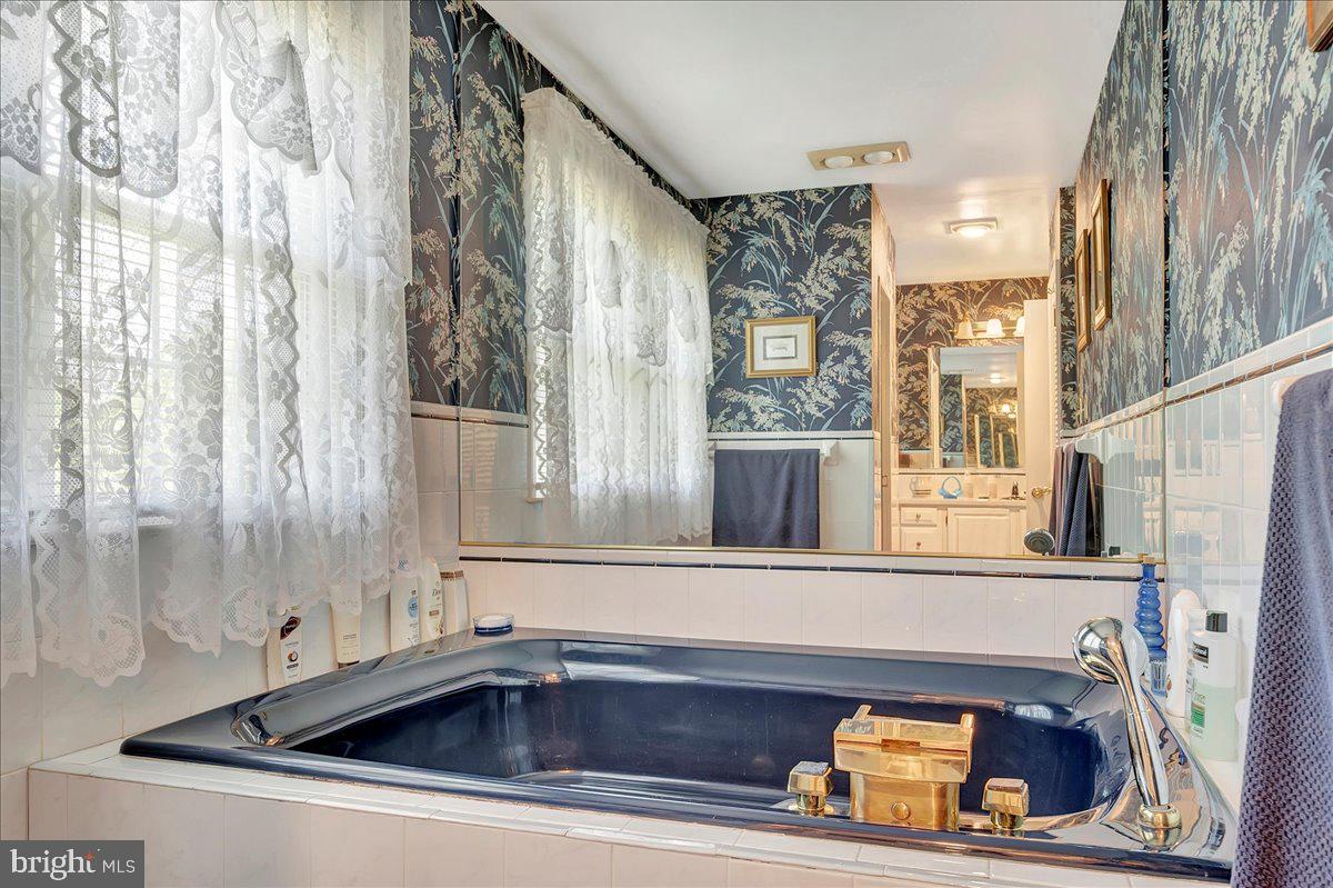12 Silsbee Road New Castle, DE 19720 - Photo 19 of 33 Primary full bathroom w/Jacuzzi tub