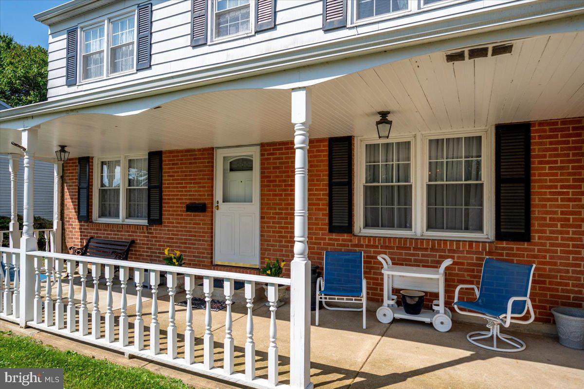 12 Silsbee Road New Castle, DE 19720 - Photo 3 of 33 Front sitting porch