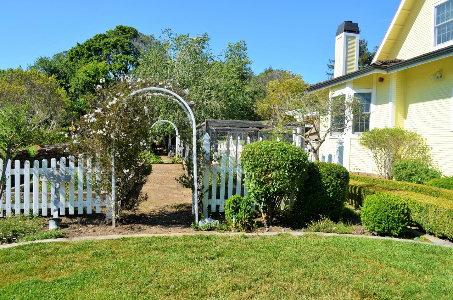 385 Tolak Road Aptos, CA 95003 - Photo 78 of 82 a garden view with a fountain