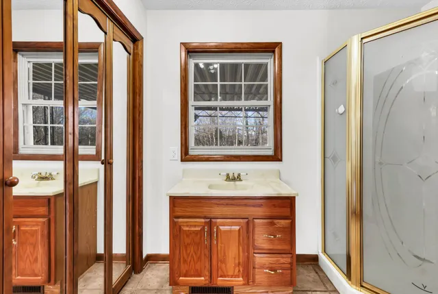 $379,900 | 1138 Pleasant Valley Road, Chapmansboro, TN 37035