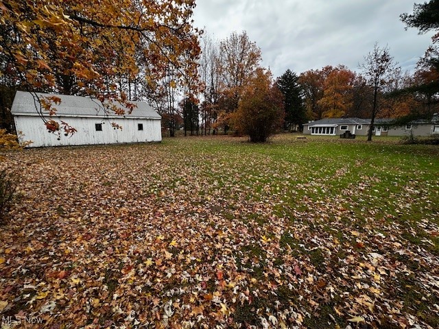 View of yard featuring an outdoor structure