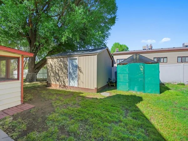 a view of a house with backyard and garden