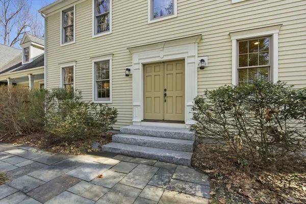 a view of a house with backyard and garden