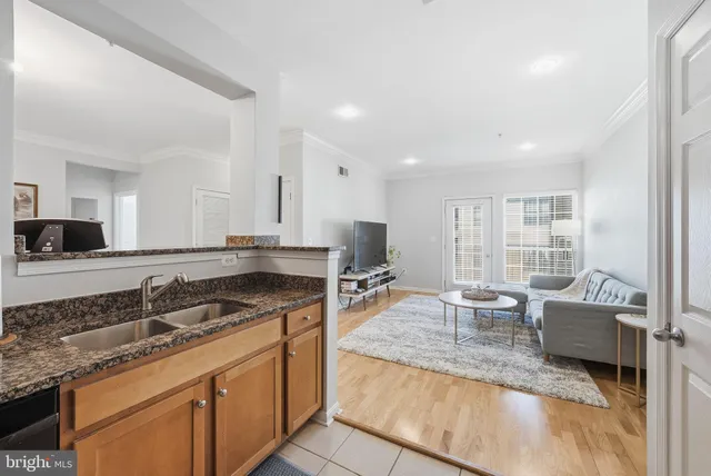 $359,900 | 4852 Eisenhower Avenue, Unit 337, Alexandria, VA 22304