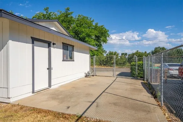 a view of a backyard
