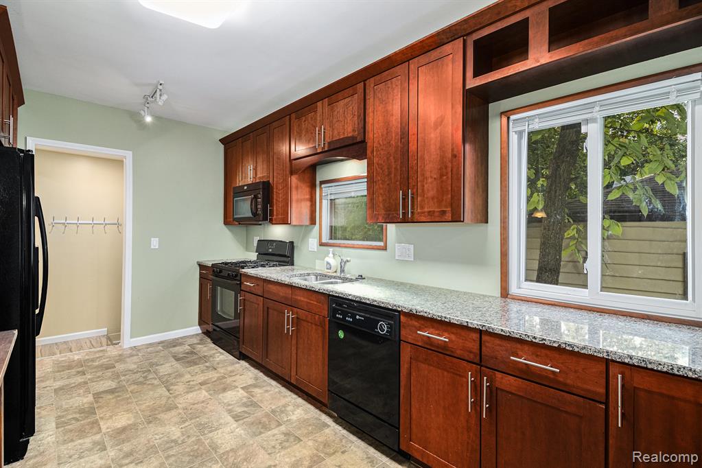 27 Elizabeth Lake Road Pontiac, MI 48341 - Photo 10 of 22