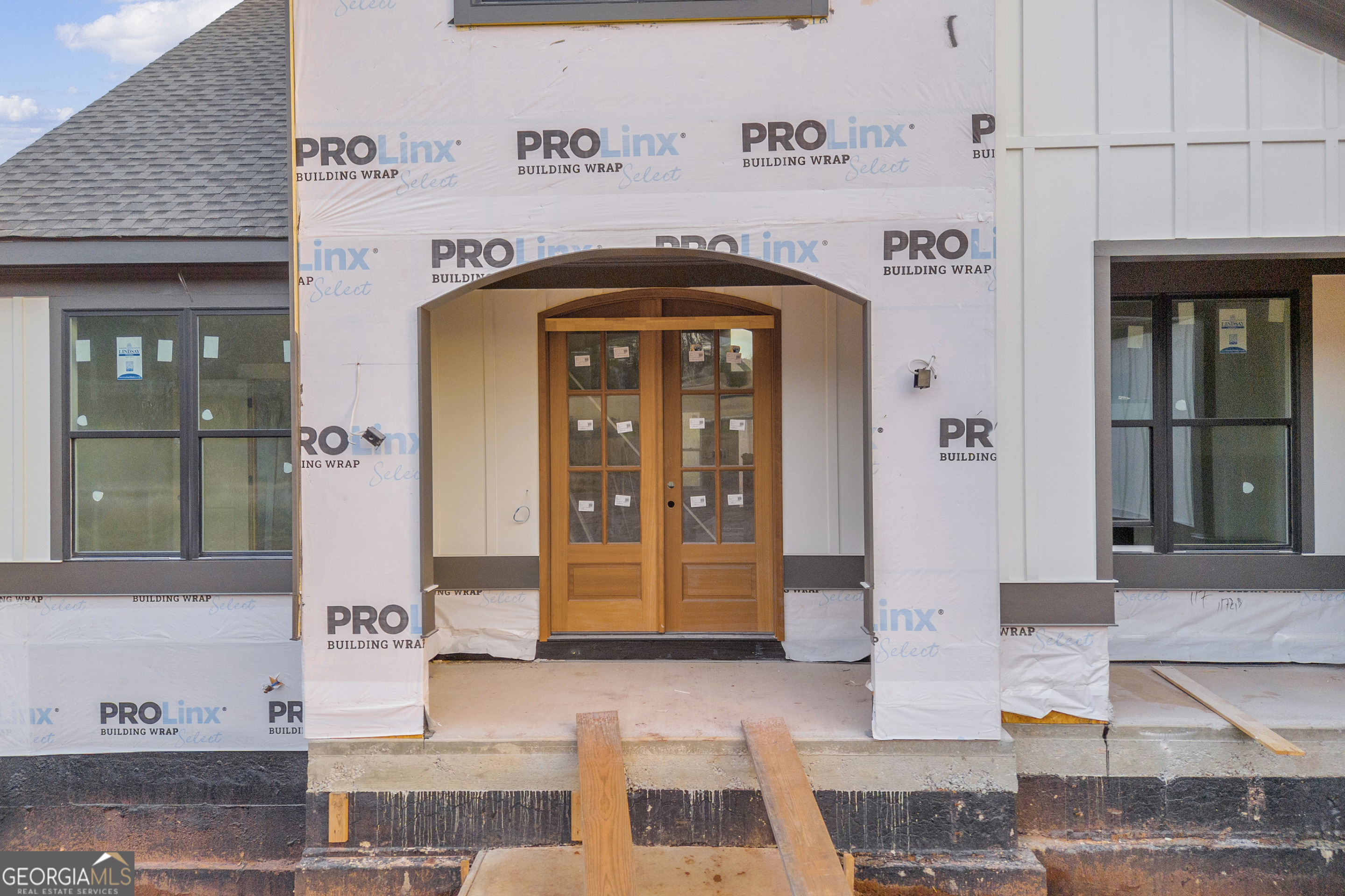 810 North Hampton Way Monroe, GA 30656 - Photo 34 of 50 a front view of a house with large windows