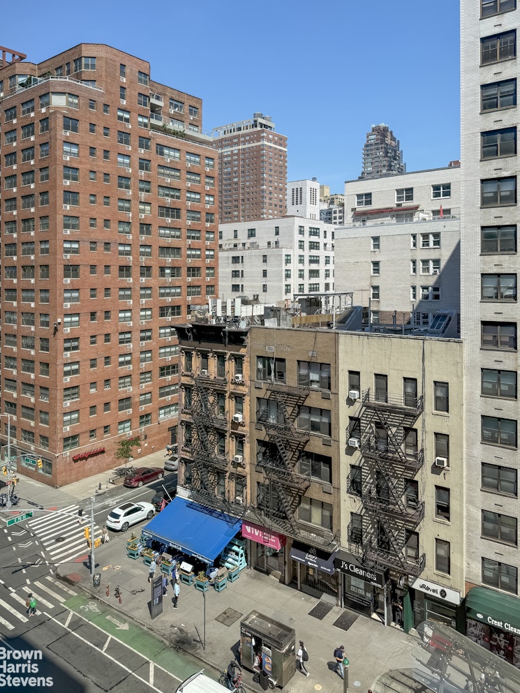 233 East 69th Street, Unit 8I Manhattan, NY 10021 - Photo 11 of 12