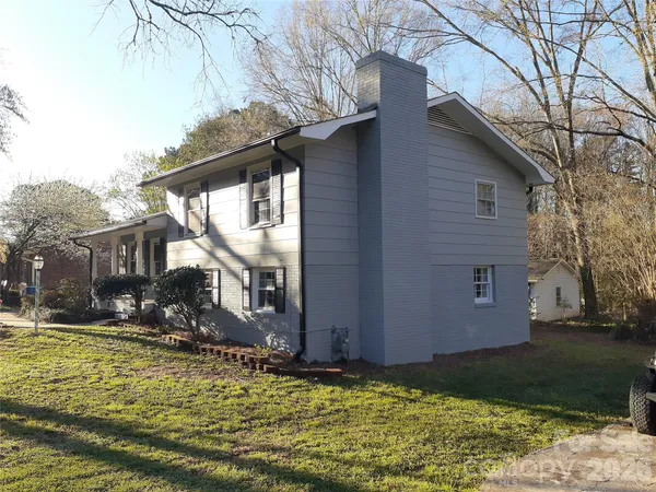 a view of a house with a yard