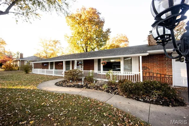 $284,900 | 1300 Duval Drive, Godfrey, IL 62035