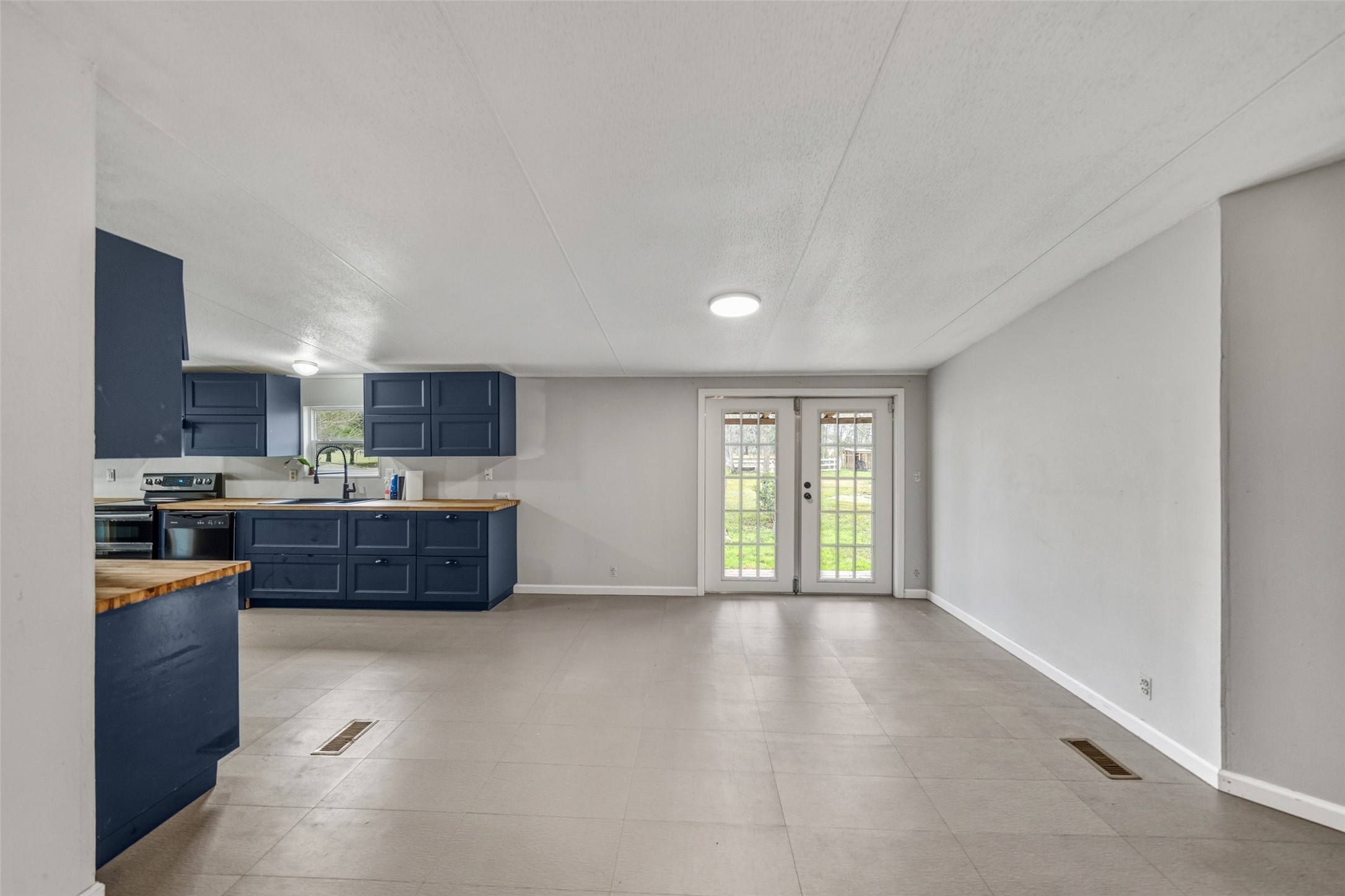 234 County Road 2286 Cleveland, TX 77327 - Photo 14 of 35 Spacious dining area.