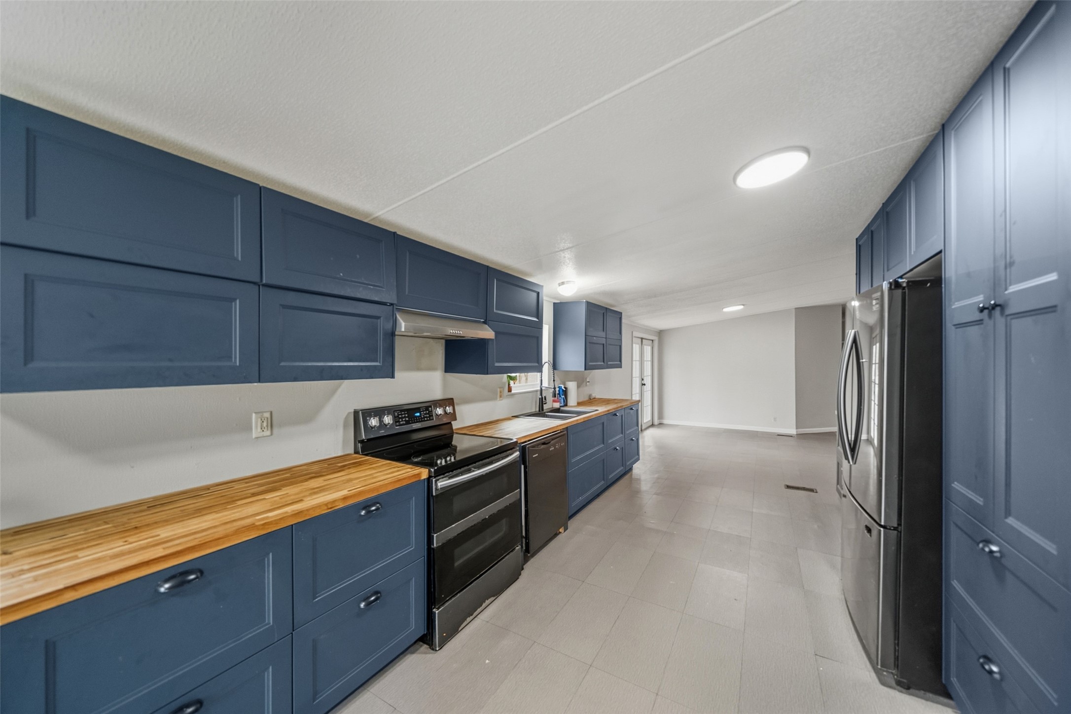 234 County Road 2286 Cleveland, TX 77327 - Photo 6 of 35 Notice the modern appliances and ample prep space.