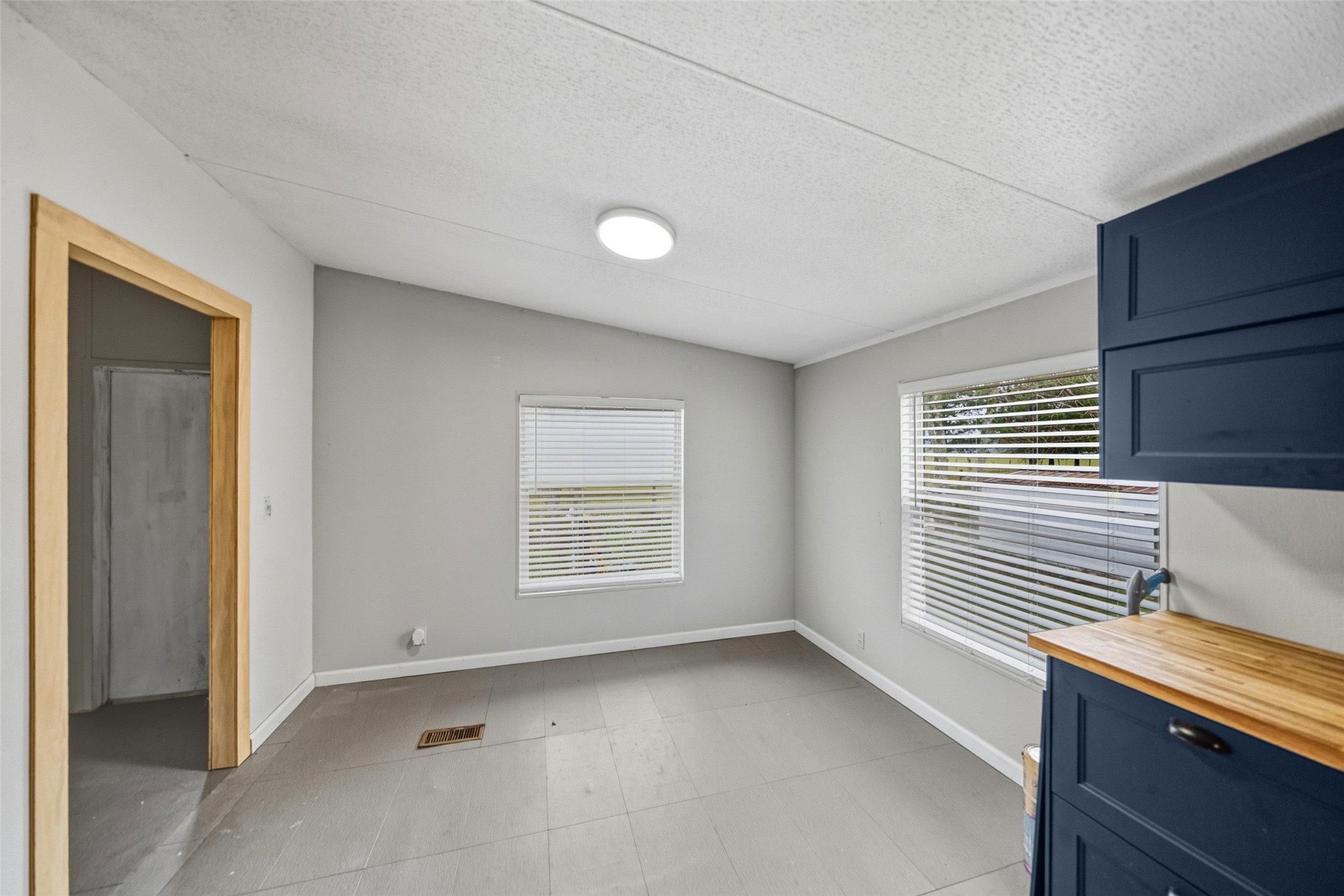 234 County Road 2286 Cleveland, TX 77327 - Photo 7 of 35 Breakfast area.