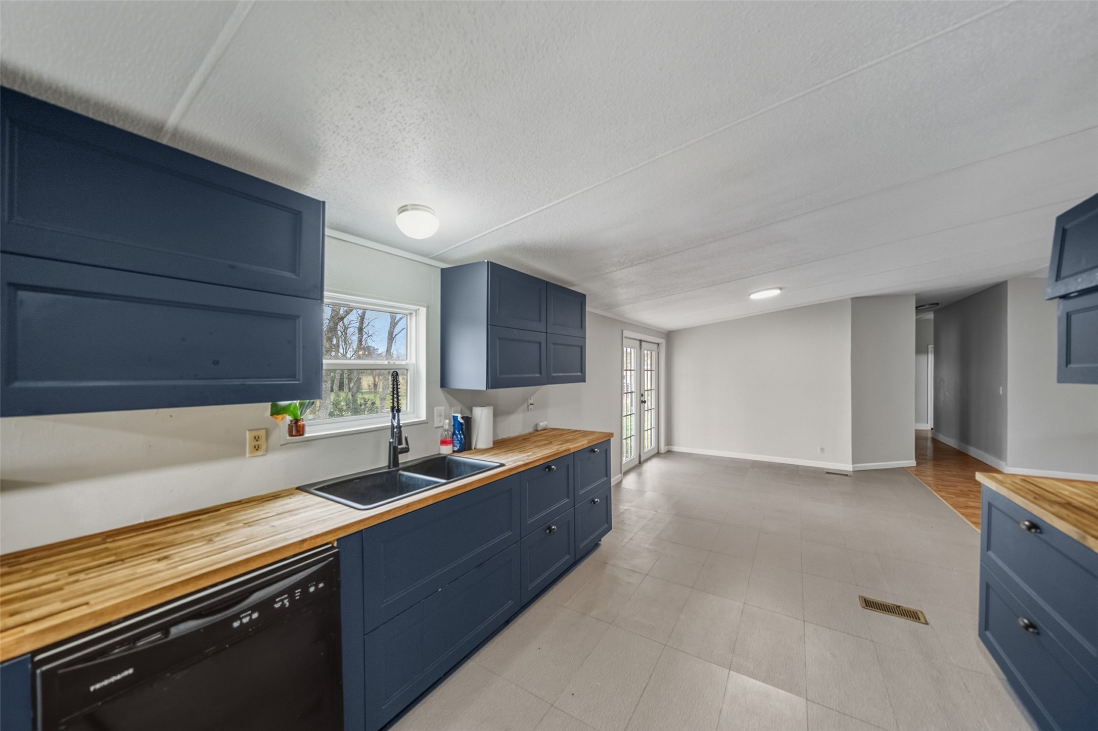 234 County Road 2286 Cleveland, TX 77327 - Photo 8 of 35 Notice the commercial-grade sink.