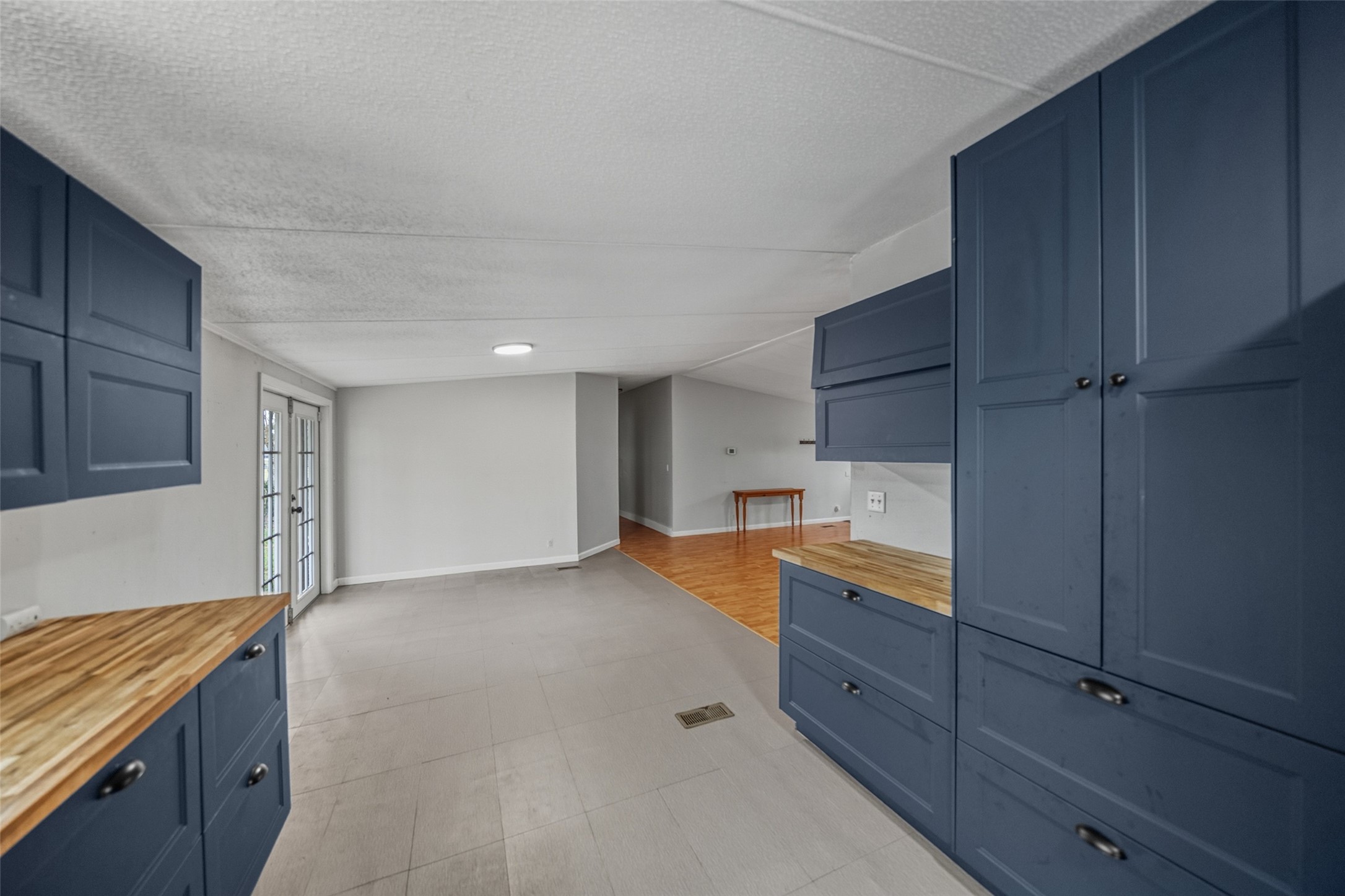 234 County Road 2286 Cleveland, TX 77327 - Photo 9 of 35 Additional dining space is just off of the kitchen.