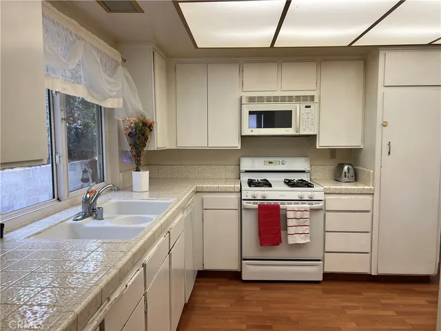 $825,000 | 13450 Lochrin Lane, Sylmar, CA 91342