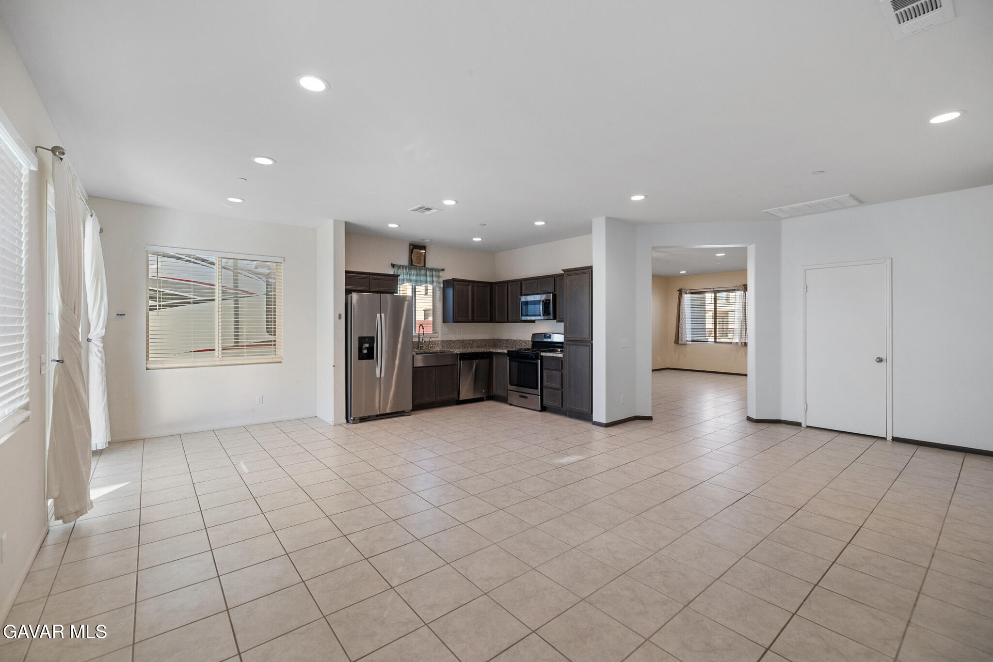 3124 Via Bella Rosa Avenue Rosamond, CA 93560 - Photo 8 of 36 Alvaro x 3124 Via Bella Rosa Ave Rosamon