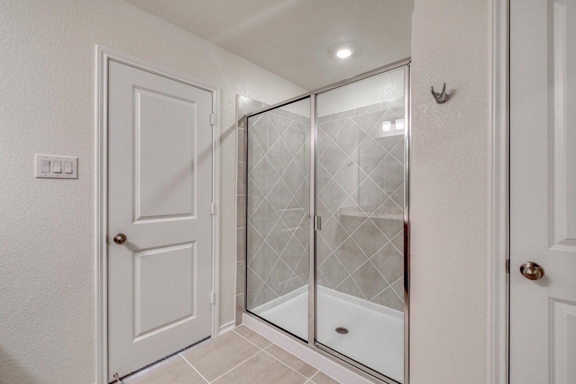800 Yellow Ribbon Trail Jarrell, TX 76537 - Photo 22 of 32 a bathroom with a glass shower door