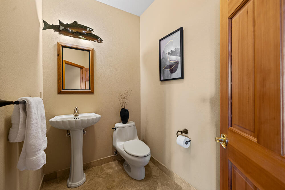 11147 Kestrel Road Klamath Falls, OR 97601 - Photo 35 of 66 Half Bath in Hall