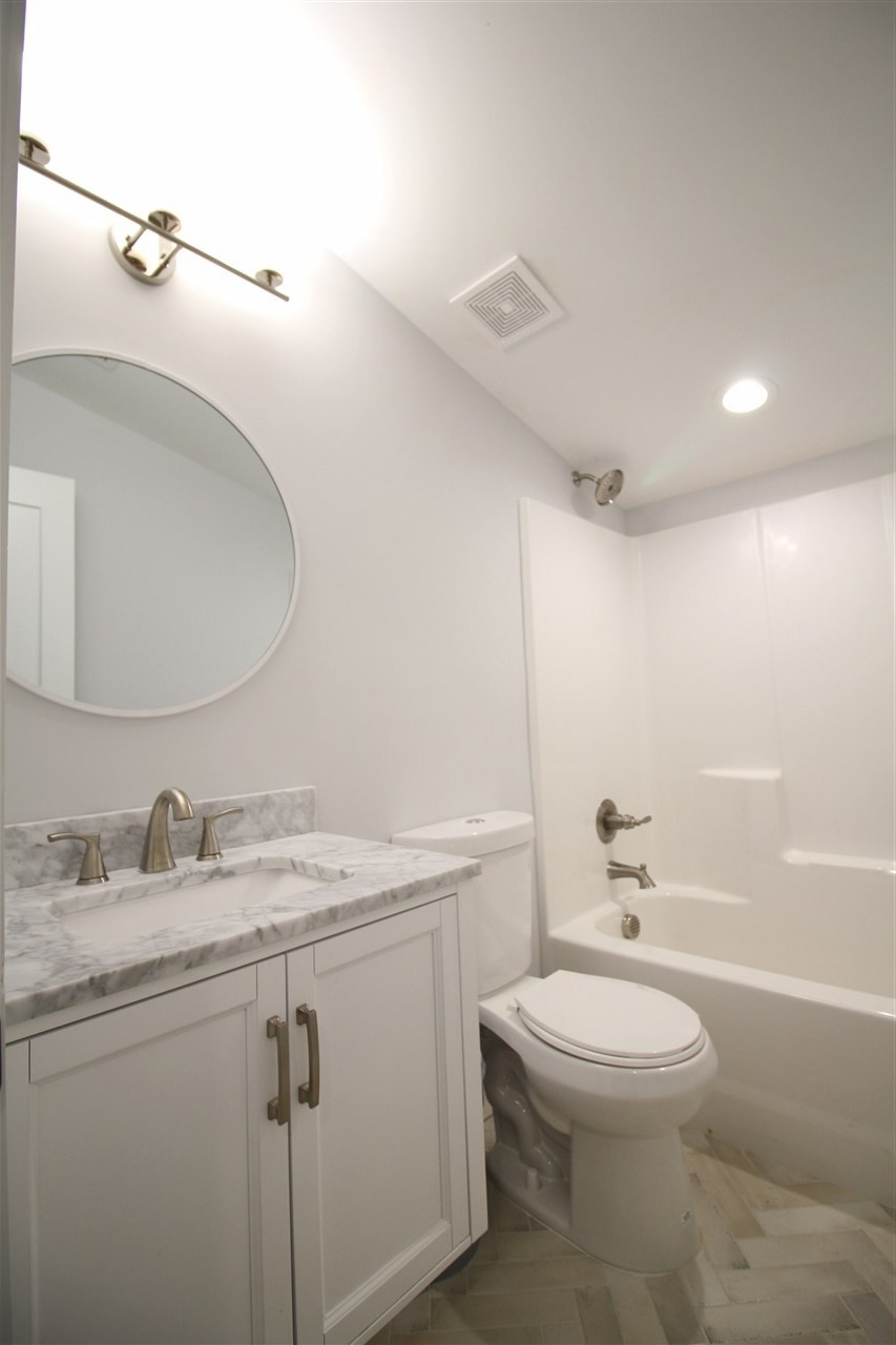 611 South East Street Raleigh, NC 27601 - Photo 17 of 19 Bathroom