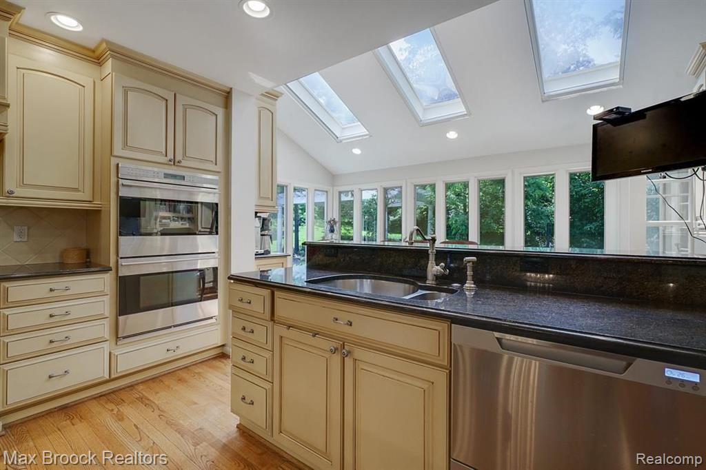 645 Lone Pine Road Bloomfield Hills, MI 48304 - Photo 9 of 34