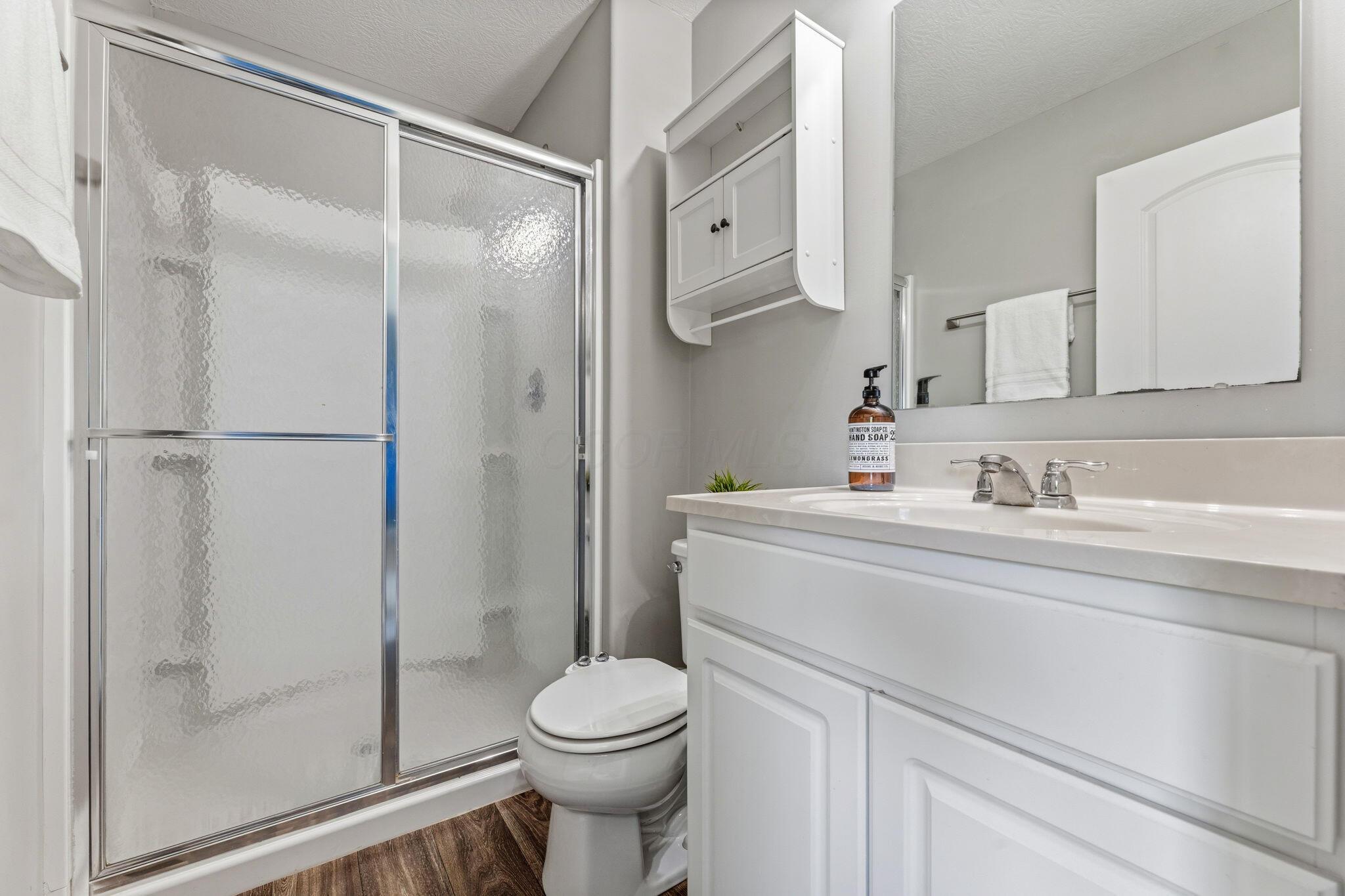 5633 Renner Road Columbus, OH 43228 - Photo 20 of 39 Primary Ensuite