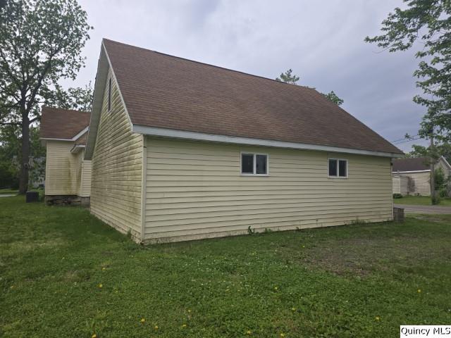 303 North Washington Street Carthage, IL 62321 - Photo 25 of 25 a backyard of a house