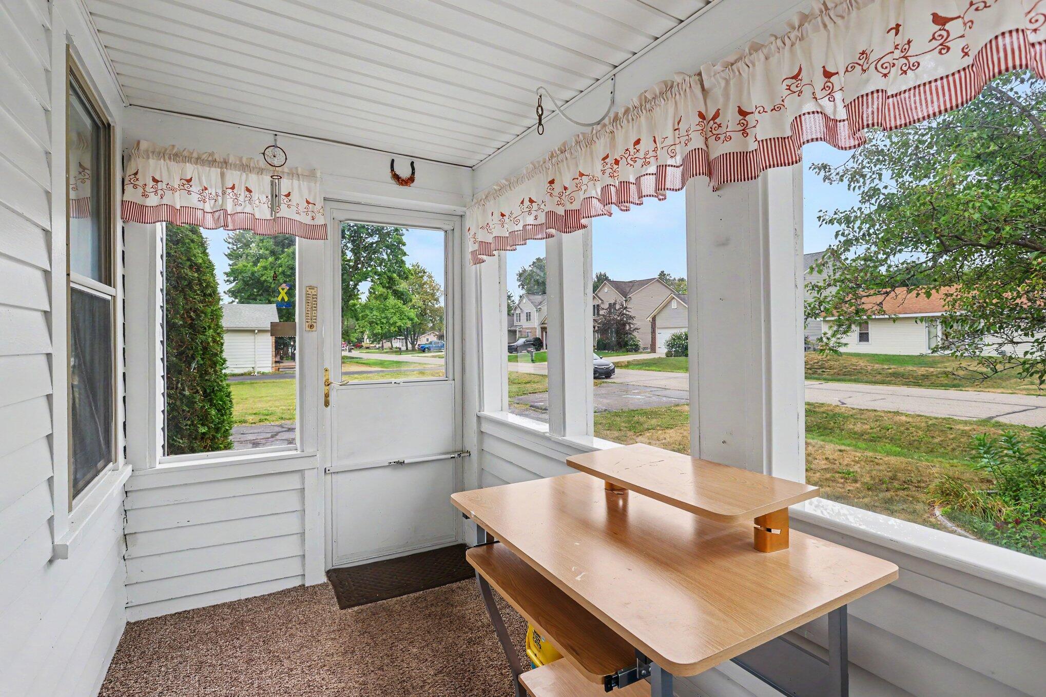 2901 Hartline Drive Rochester, MI 48309 - Photo 11 of 31 010_file_2735