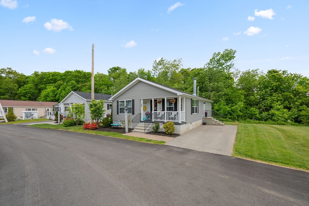 17 Lantern Lane Rutland, MA 01543 - Photo 4 of 29 Gallery Image 4