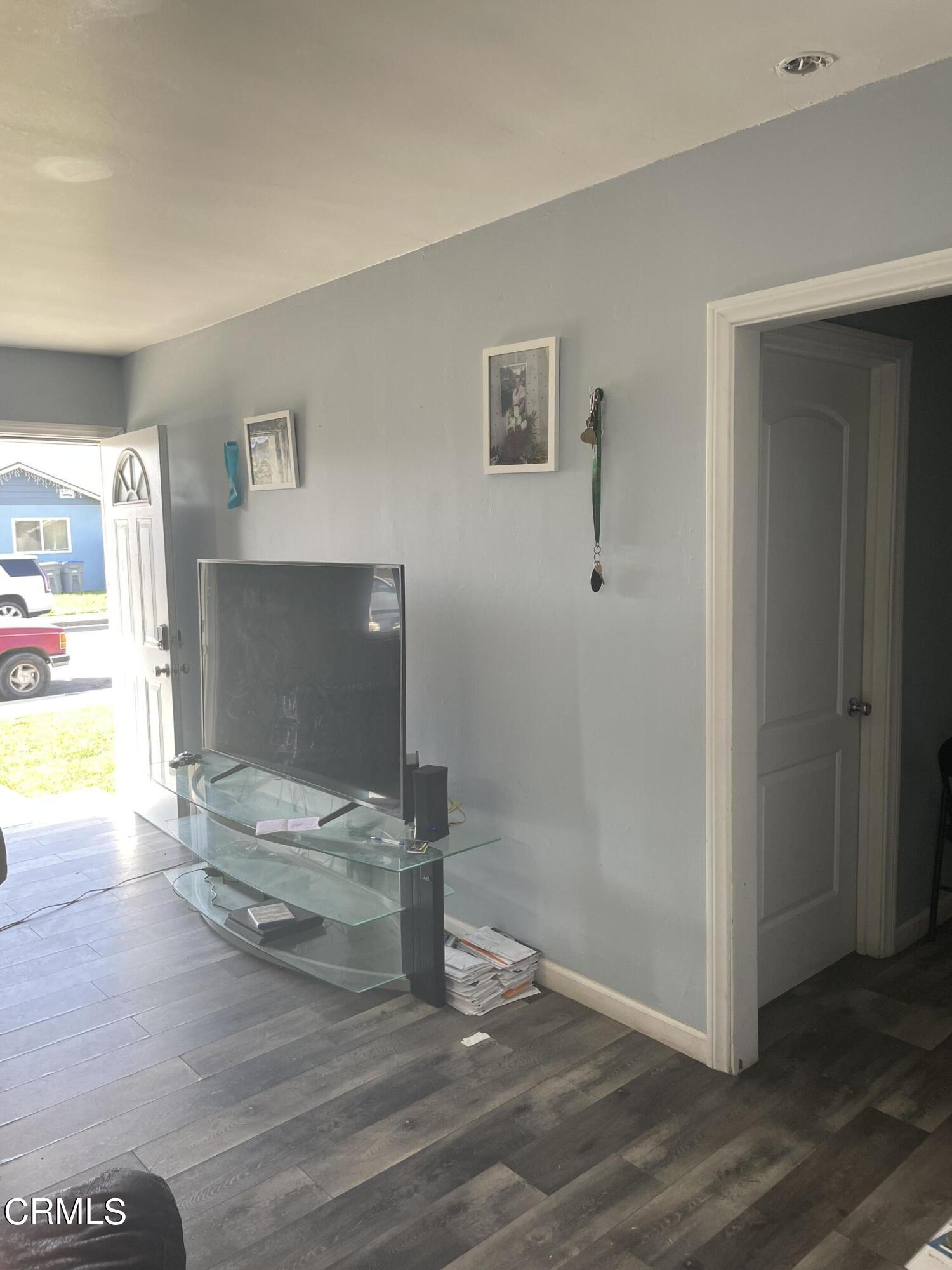 5406 Roland Way Oxnard, CA 93033 - Photo 5 of 5 Living Area Duplex