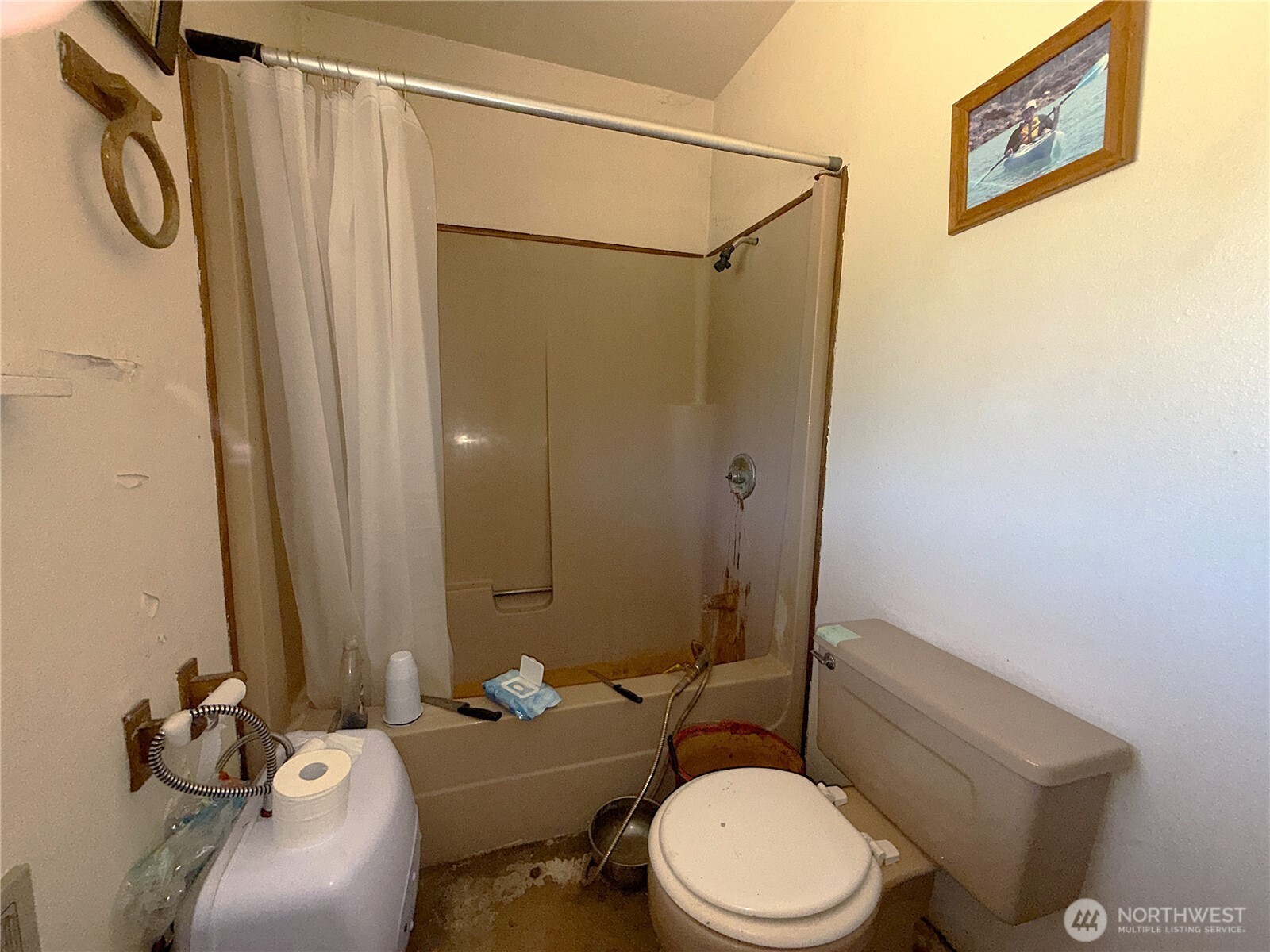 182 Kiwanis Road Republic, WA 99166 - Photo 7 of 13 a bathroom with a sink toilet and shower