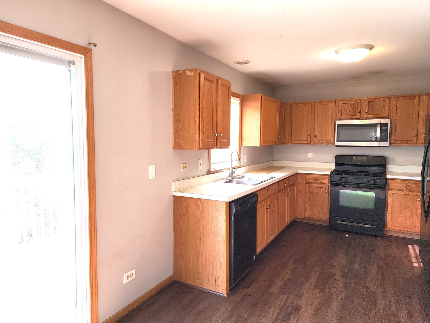 5216 Riviera Boulevard Plainfield, IL 60586 - Photo 4 of 14 a kitchen with a sink stove and cabinets