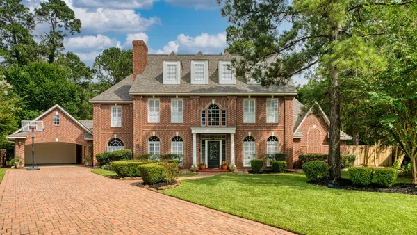 $1,095,000 | 18 East Wedgemere Circle, The Woodlands, TX 77381