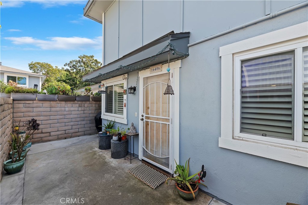 16406 Vista Roma Circle, Unit 115 Huntington Beach, CA 92649 - Photo 16 of 26 a backyard of a house with a table and chairs