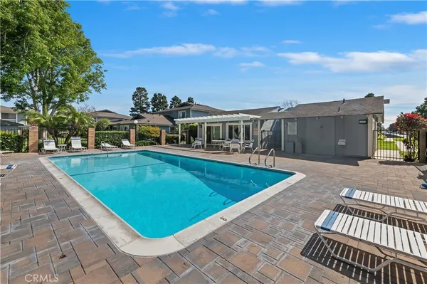 $565,000 | 16406 Vista Roma Circle, Unit 115, Huntington Beach, CA 92649