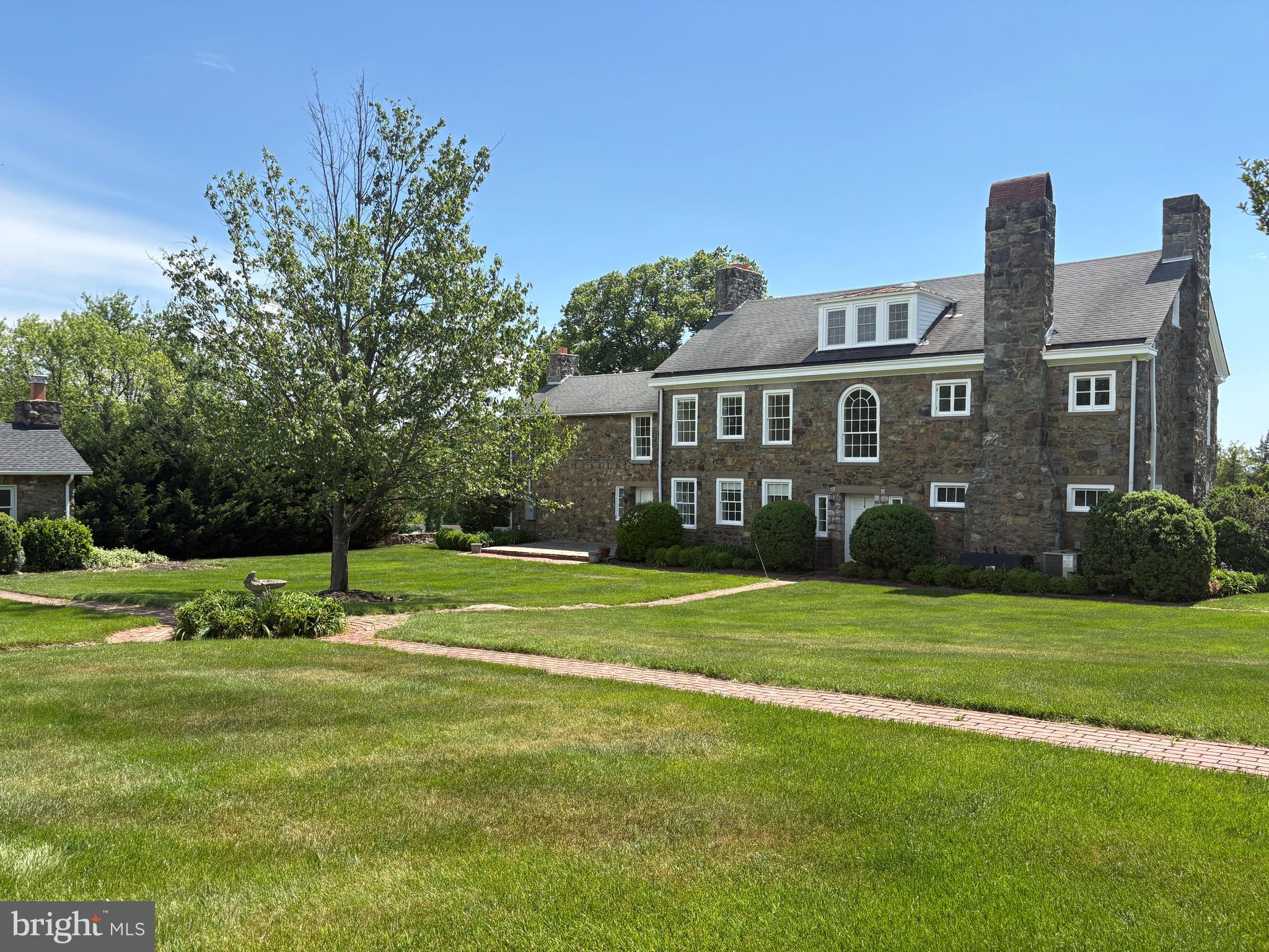 17781 Roxbury Hall Road Leesburg, VA 20175 - Photo 101 of 107 a front view of a house with a yard