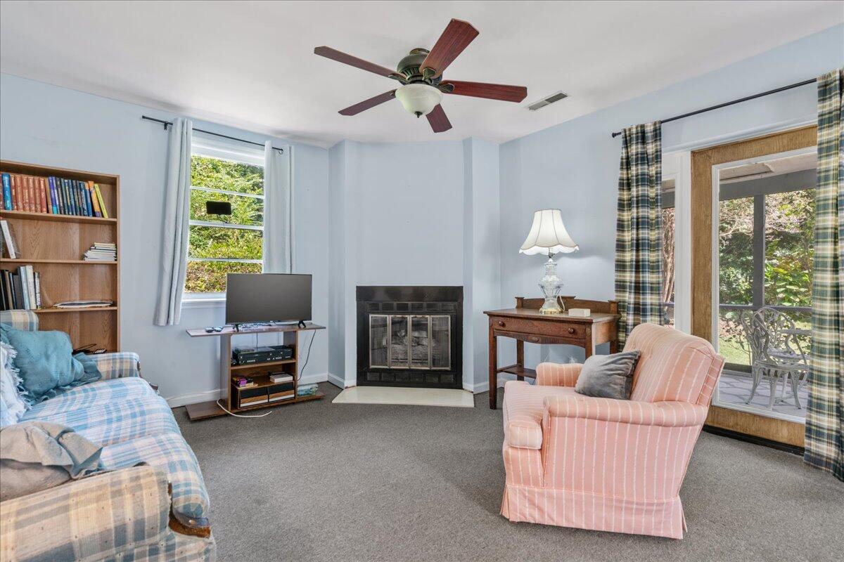 1335 North And South Road Charleston, SC 29412 - Photo 4 of 21 Living Room