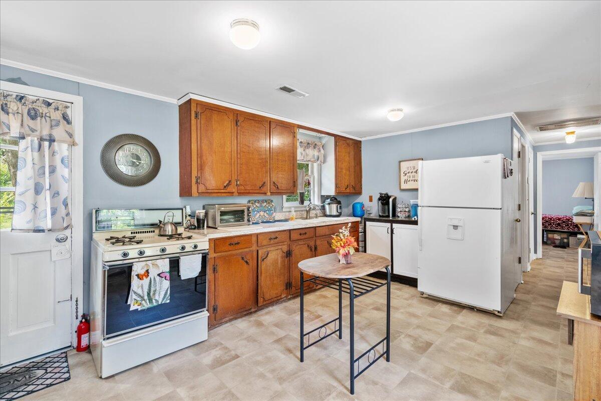 1335 North And South Road Charleston, SC 29412 - Photo 6 of 21 Kitchen